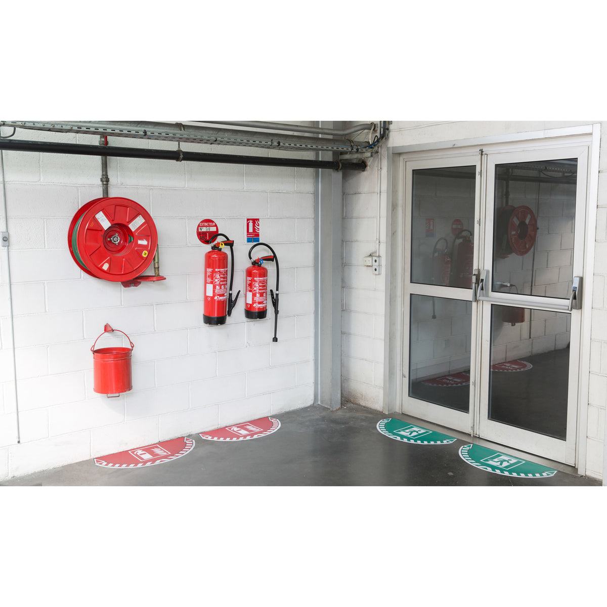 cep-adesivo-segnalatore-terra-estintore-70x35cm-take-care
