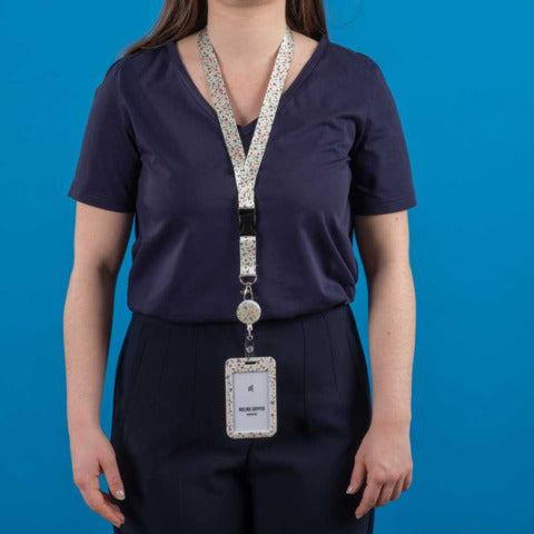 avery-kit-porta-badge-110x68-mm-cordoncino-440x20-mm-avvolgibile-nero-filo-80-cm-floreale-r4828hf-1